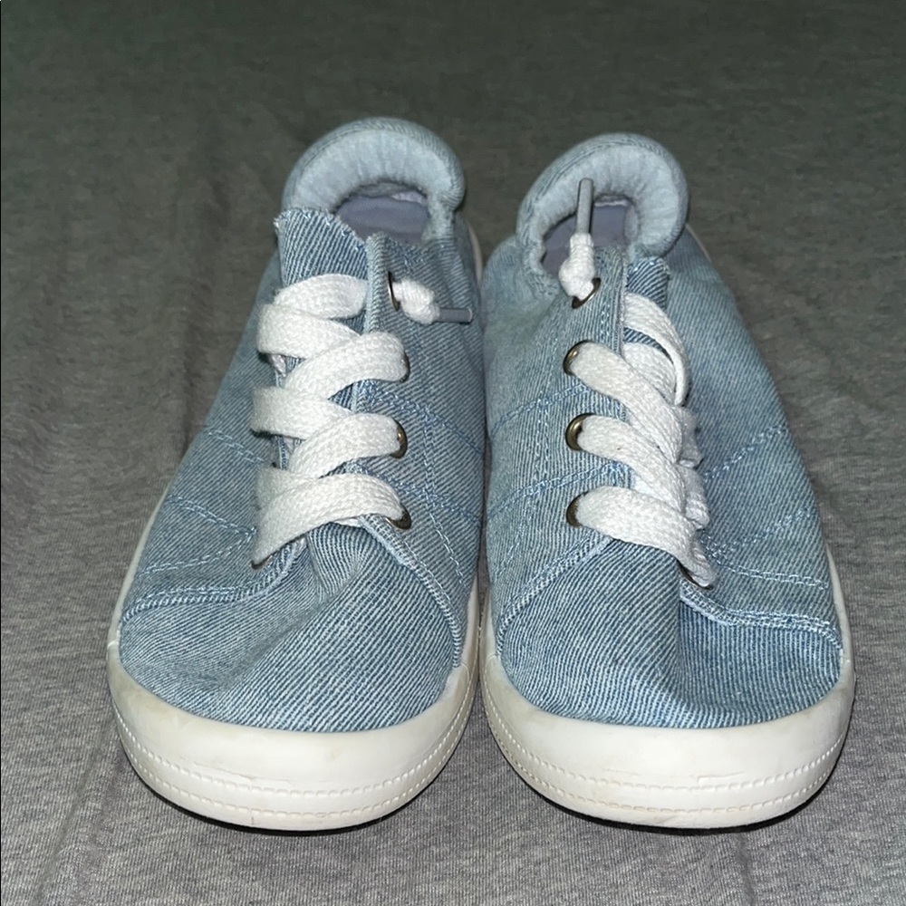 Women’s Blue “Denim” Maurices Sneakers sz 8M